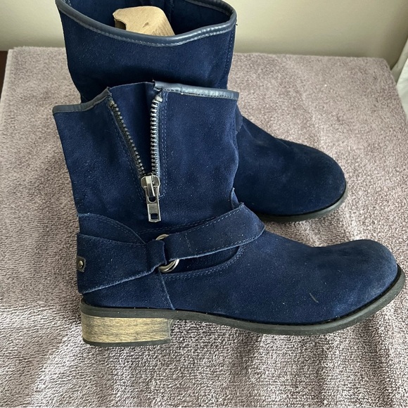 Restricted blue suede ankle booties with outside zip and buckle detail. Elvis - Picture 4 of 9